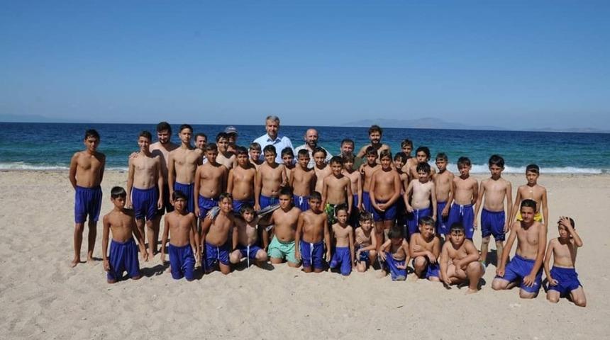 Başkan Elbi’den genç futbolculara ziyaret