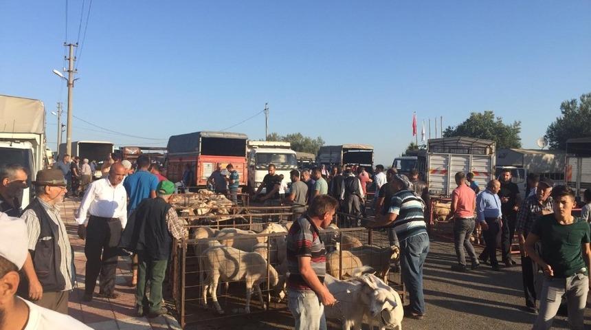 Manisa B&uuml;y&uuml;kşehir zabıtasından yoğun bayram mesaisi