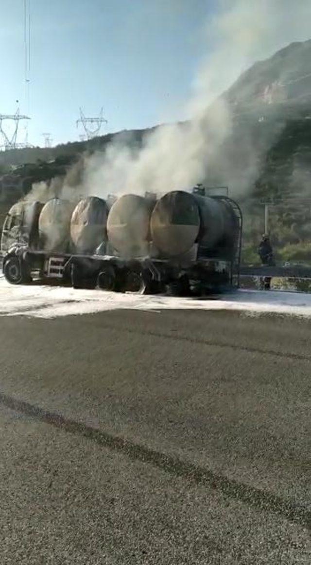 Kaza yapan tankerde çıkan yangın ormana sıçradı