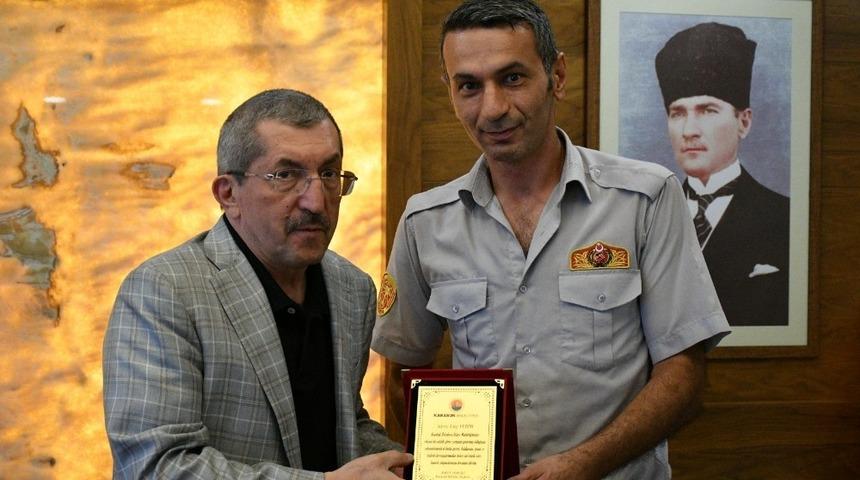 Yangında bebeği kurtaran itfaiyecilere plaket