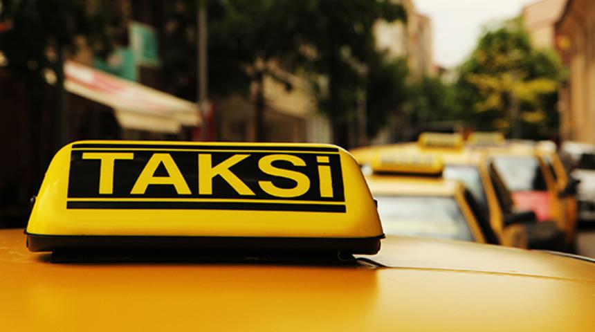 Taksisine binen müşterisine tecavüz ettiği iddiasıyla tutuklandı