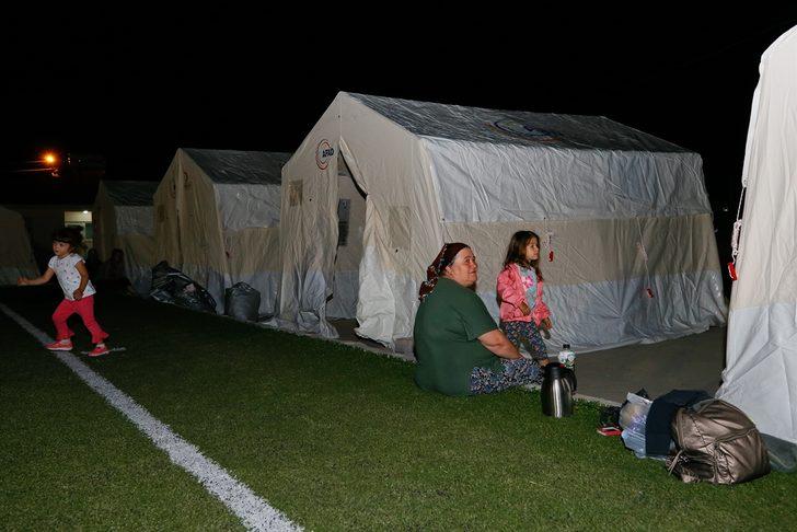 Depremzedeler geceyi sokakta geçirdi G2