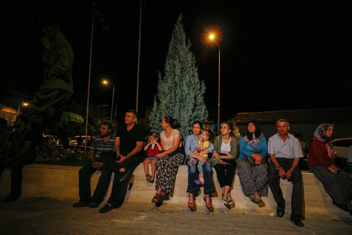 Depremzedeler geceyi sokakta ge&ccedil;irdi