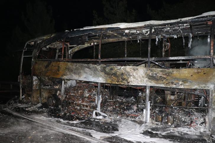 Mersin'de seyir halindeki otobüste yangın G4