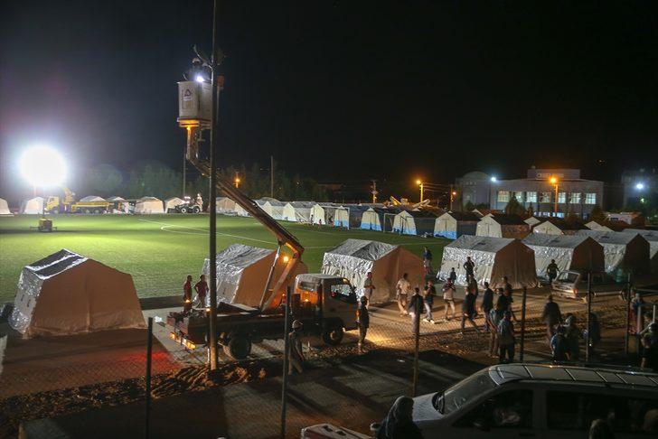 Depremzedeler geceyi sokakta geçirdi G3