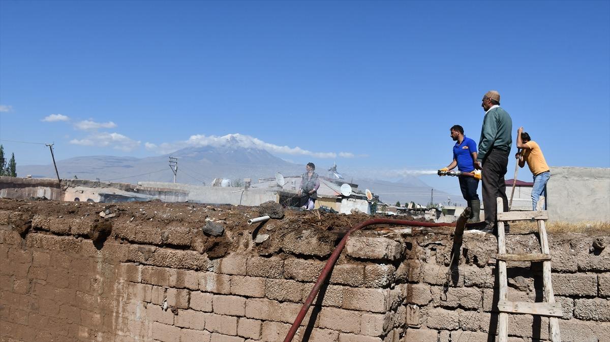 S&ouml;nd&uuml;rmek istediği alevlerin arasında kalan gen&ccedil; kız yaralandı