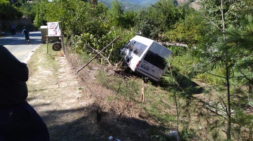 Adana'da iki kişinin &ouml;l&uuml;m&uuml;ne neden olan minib&uuml;s kaza yerinden kaldırıldı