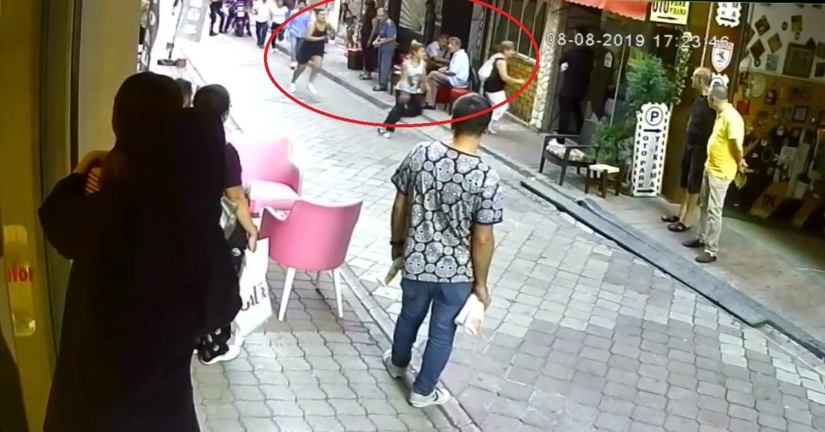 Kadınların cadde &uuml;zerindeki 'eş' kavgası kamerada