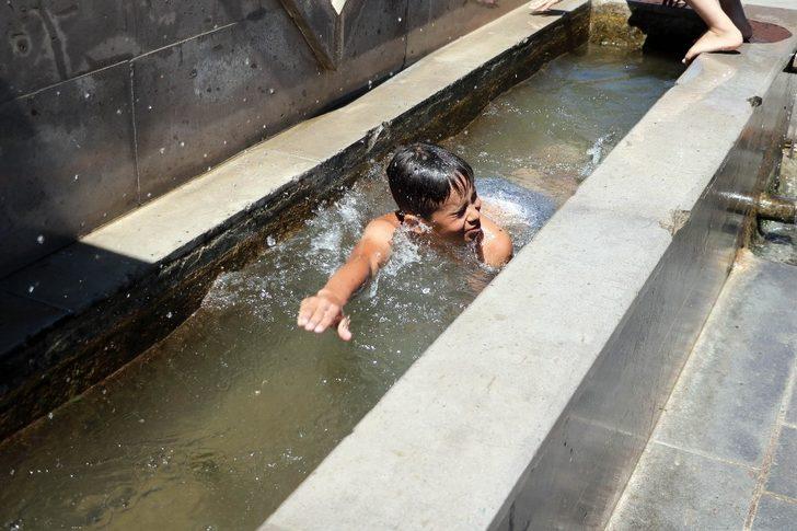 Yozgat’ta çocuklar çeşme oluğunda yüzüp duvar üzerinde güneşleniyor G1