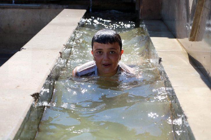 Yozgat’ta çocuklar çeşme oluğunda yüzüp duvar üzerinde güneşleniyor G2