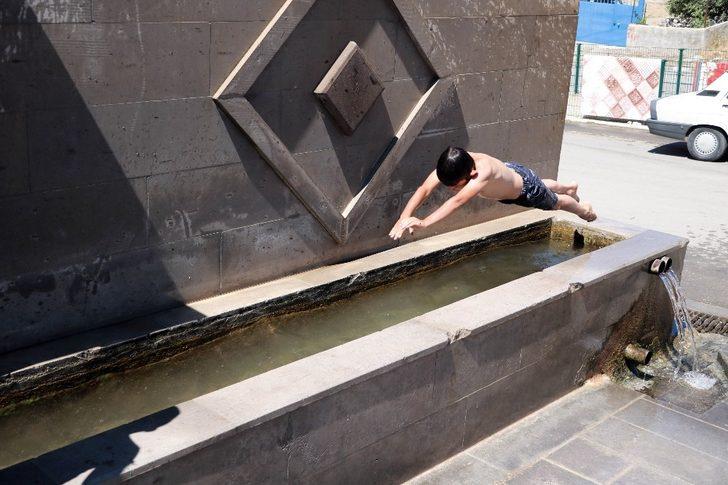 Yozgat’ta çocuklar çeşme oluğunda yüzüp duvar üzerinde güneşleniyor G3