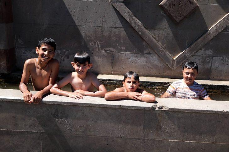 Yozgat’ta çocuklar çeşme oluğunda yüzüp duvar üzerinde güneşleniyor G4