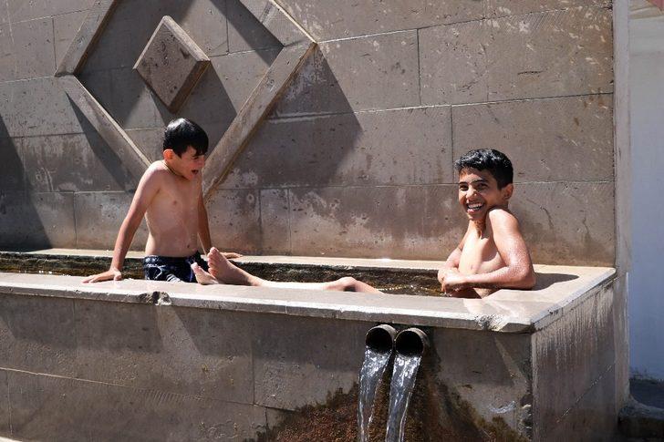 Yozgat’ta çocuklar çeşme oluğunda yüzüp duvar üzerinde güneşleniyor G5