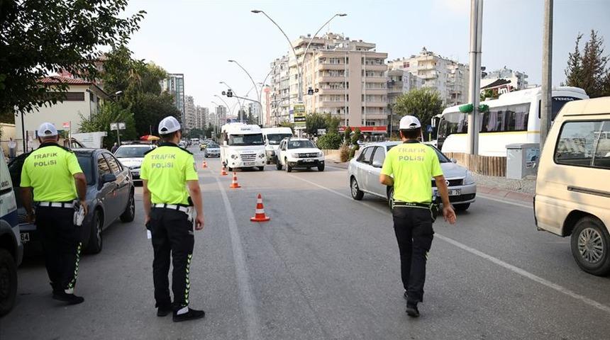 Trafikte son durum! Kurban Bayramı tatili için bugün yola çıkacaklar dikkat