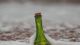 Denizde 50 yıl &ouml;ncesinden g&ouml;nderilmiş bir mesaj buldu!