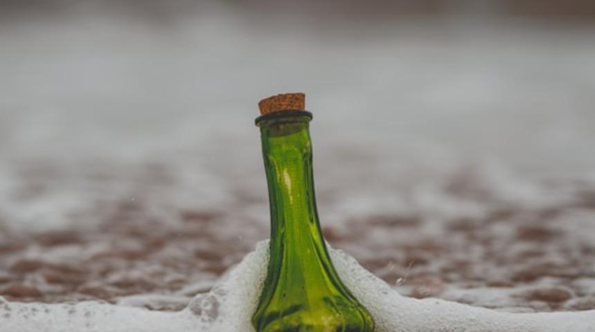 Denizde 50 yıl öncesinden gönderilmiş bir mesaj buldu!