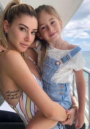 Kızıyla bikinili pozu olay oldu! Eleştiri yağdı