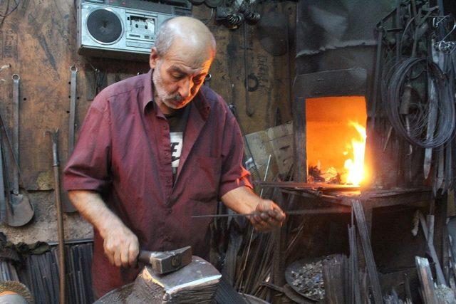 Kebap şişleri bayram için dövülüyor