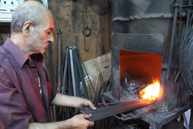 Kebap şişleri bayram için dövülüyor