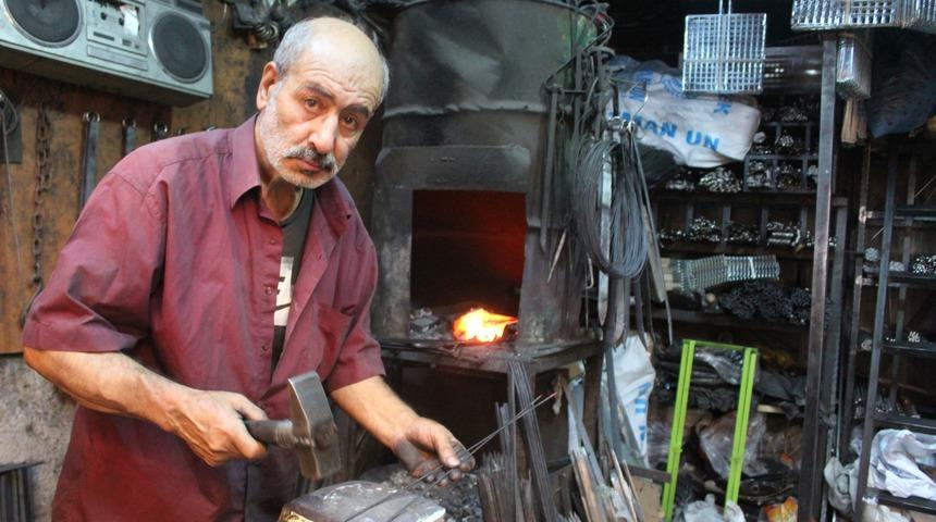 Kebap şişleri bayram için dövülüyor