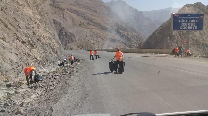 Hakkari-Van karayolu &ccedil;&ouml;plerden arındırıldı