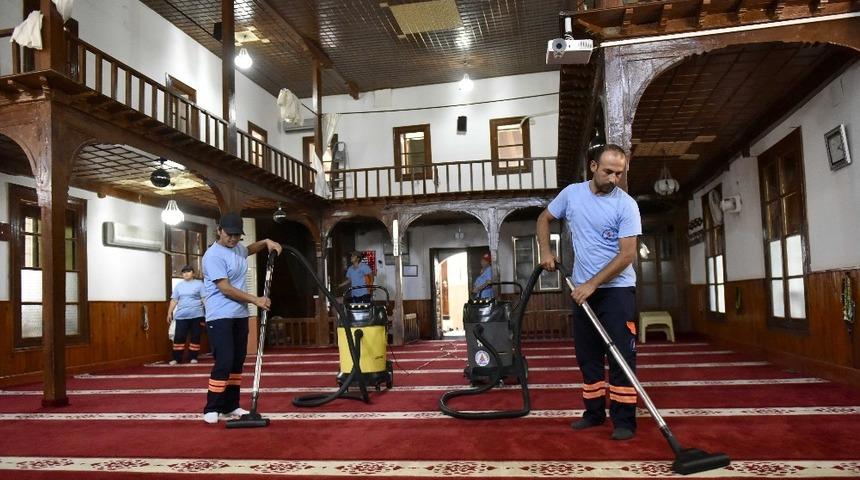 İbadethaneler bayram i&ccedil;in temizlendi