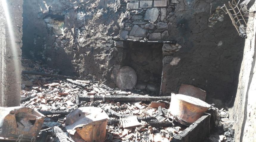 Evde &ccedil;ıkan yangında 4 ton buğday k&uuml;le d&ouml;nd&uuml;