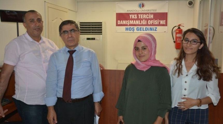 Anadolu &Uuml;niversitesi Uşak Tercih Danışmanlığı Ofisine yoğun ilgi