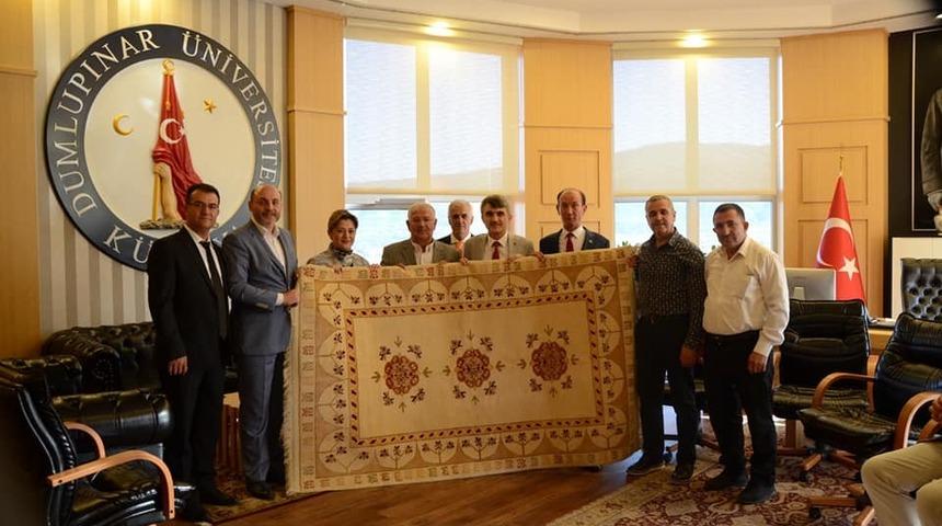 Rekt&ouml;r Kazım Uysal&rsquo;a el dokuması halı hediye edildi