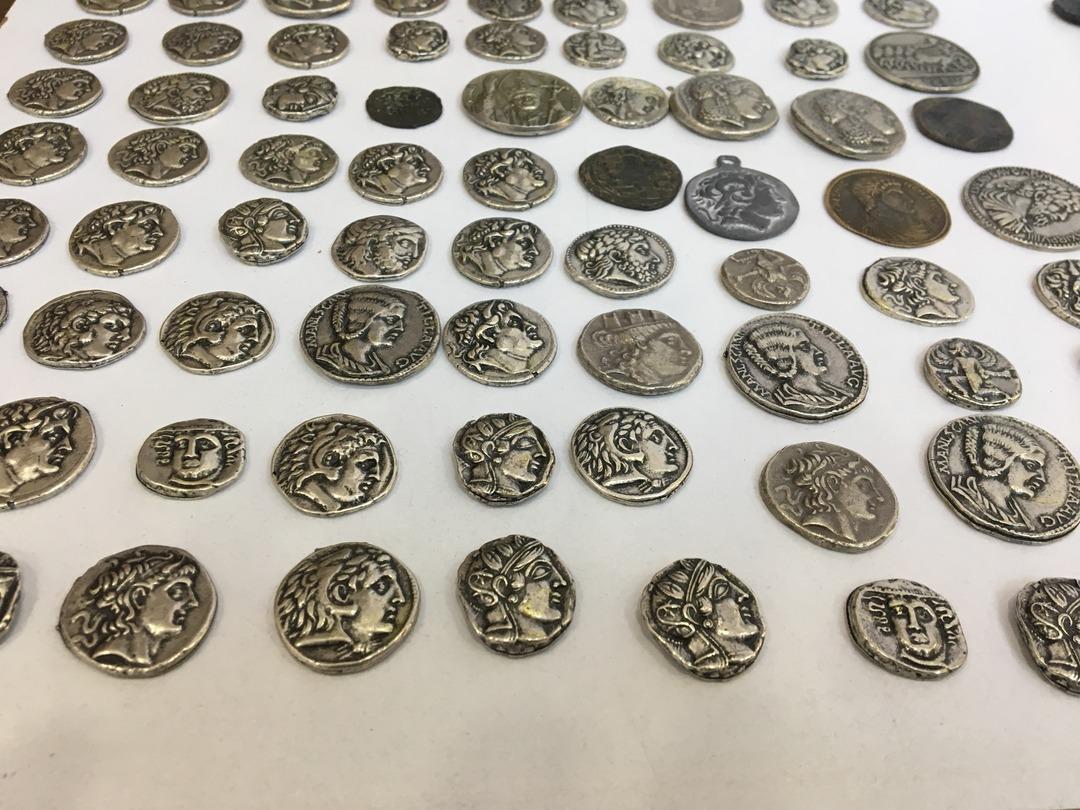 İstanbul'da tarihi eser operasyonu: 912 adet sikke ele ge&ccedil;irildi