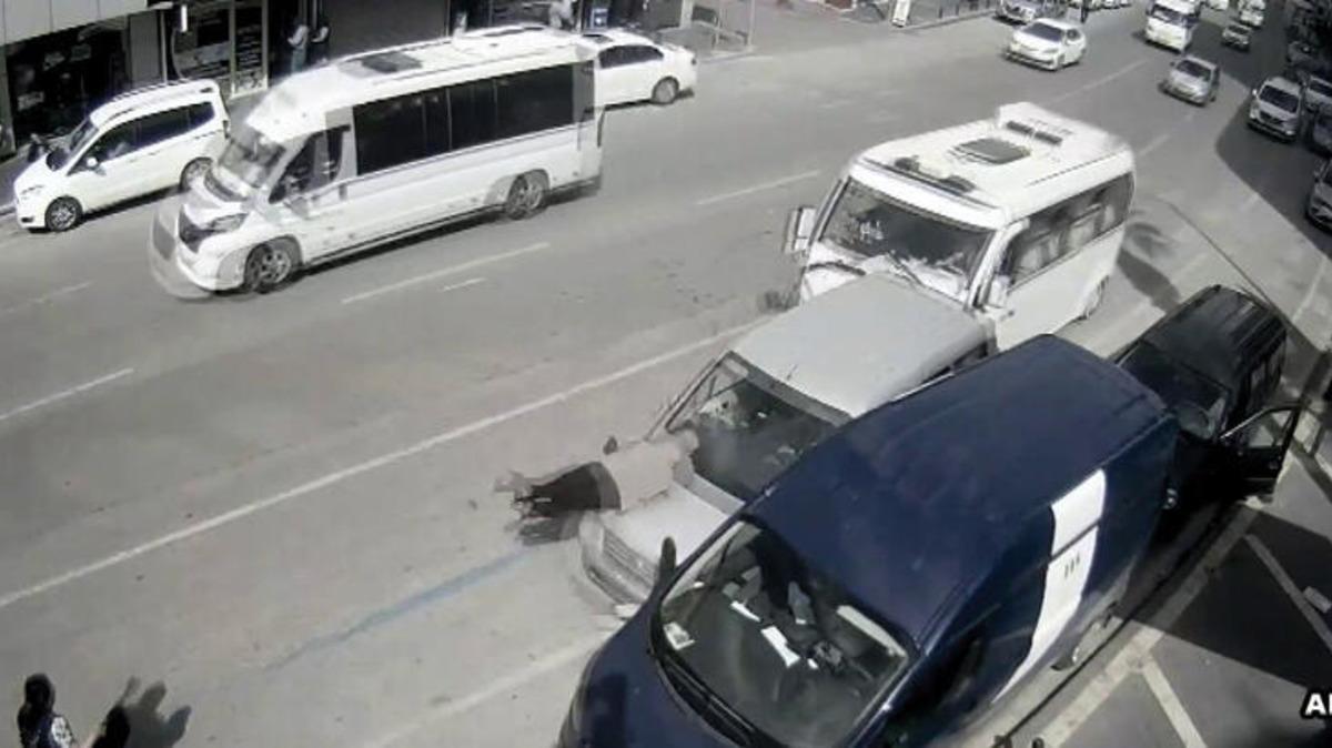Adana'da akılalmaz kaza! Duran araba adama &ccedil;arptı