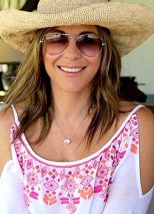 54 yaşındaki model havuz pozuyla olay oldu