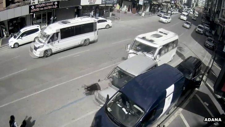Adana'da akılalmaz kaza! Duran araba adama çarptı G1