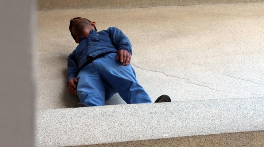 &rsquo;Borcum var&rsquo; dedi belediyenin merdiven boşluğuna &ccedil;ıktı