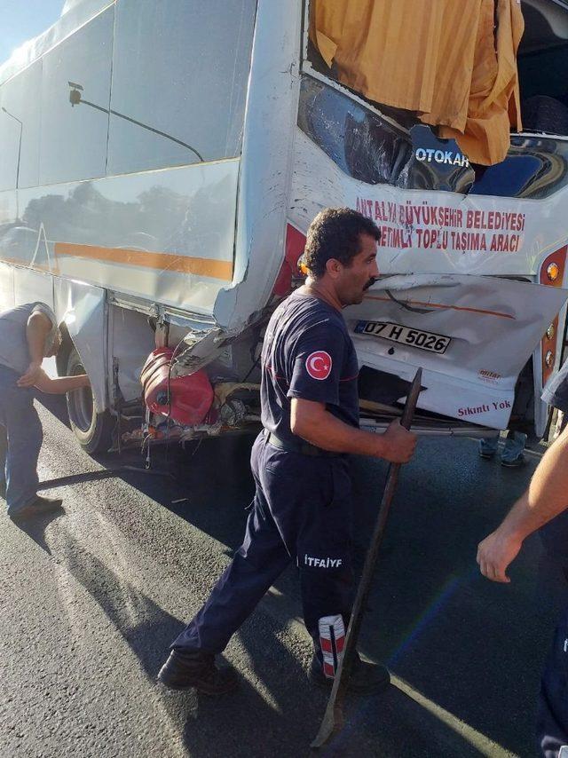 Alanya’da midibüs ile kamyonet çarpıştı: 15 yaralı