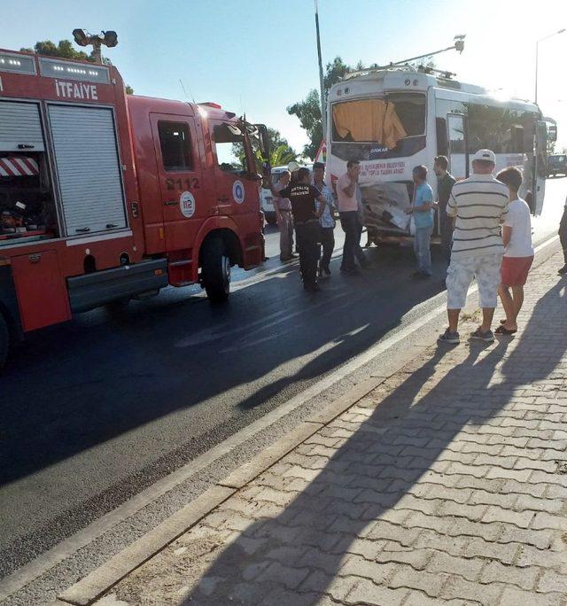 Alanya’da midibüs ile kamyonet çarpıştı: 15 yaralı