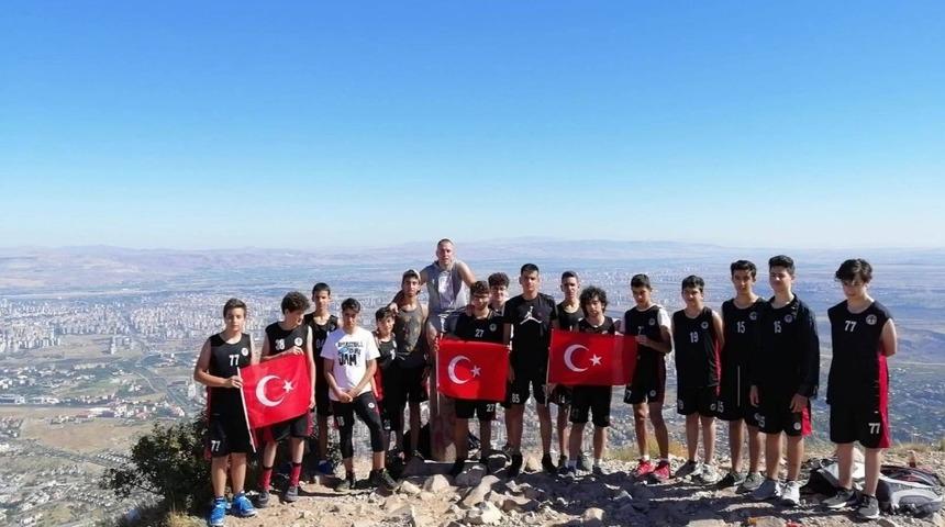 Spor Kul&uuml;b&uuml;, bayram mesajını Ali Dağı&rsquo;nın zirvesinde verdi