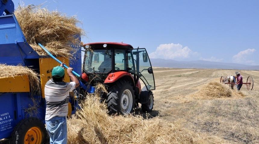 Bayburt&rsquo;ta k&ouml;yl&uuml;ler, g&uuml;neş altında patos vuruyor