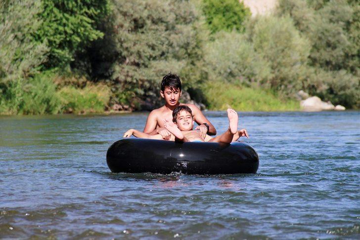 Munzur Çayı'nda şambrelle rafting yapıyorlar G1