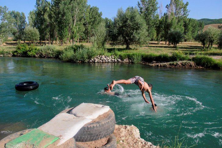 Munzur Çayı'nda şambrelle rafting yapıyorlar G3