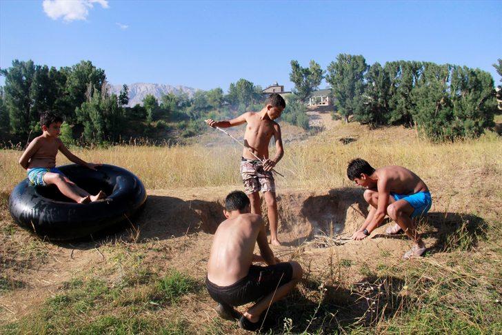 Munzur Çayı'nda şambrelle rafting yapıyorlar G4