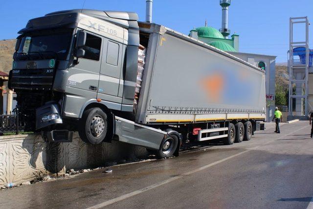 Sürücüsü kalp krizi geçiren tır kontrolden çıkarak bariyerlere çarparak durdu