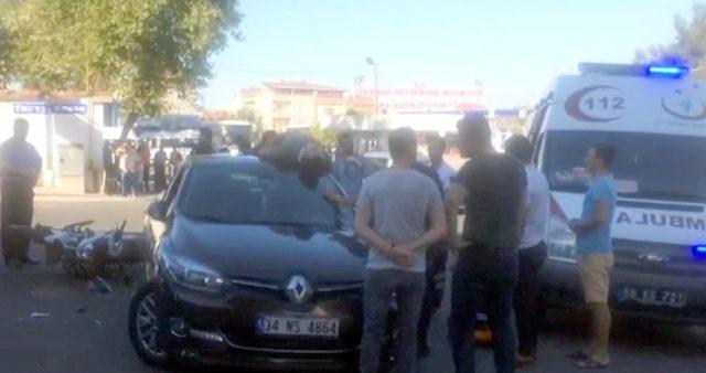 Motosiklet sürücüsü, çarptığı otomobilin tavanına düştü