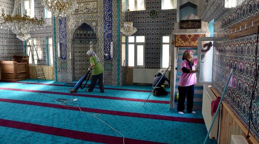 Bayram öncesi camilerde bayram temizliği