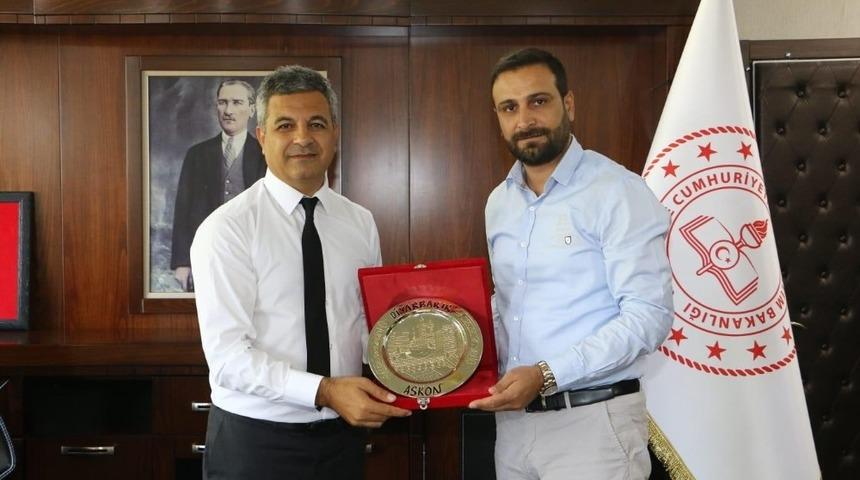 Milli Eğitim M&uuml;d&uuml;r&uuml;ne destekler s&uuml;r&uuml;yor