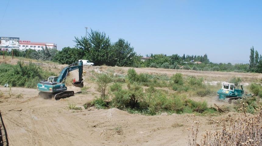 Salihli&rsquo;de muhtarlar talep etti, DSİ temizliyor