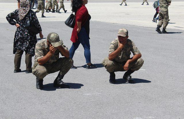 Gözyaşı döken 'öksüz' askeri, sarılıp, 'Ben de annenim' diyerek teselli etti