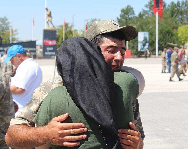 Gözyaşı döken 'öksüz' askeri, sarılıp, 'Ben de annenim' diyerek teselli etti