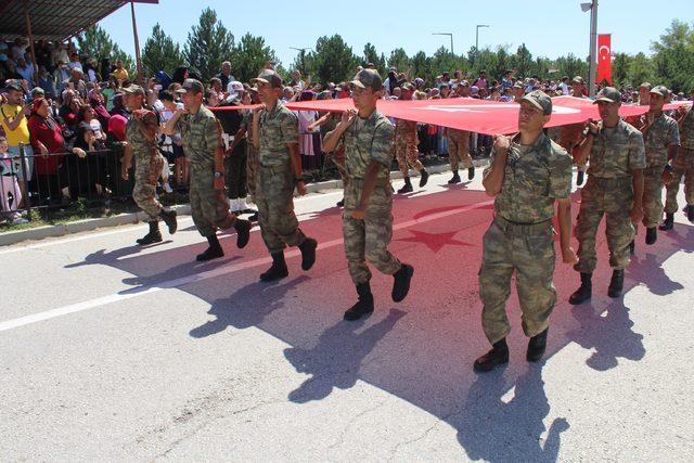 Gözyaşı döken 'öksüz' askeri, sarılıp, 'Ben de annenim' diyerek teselli etti