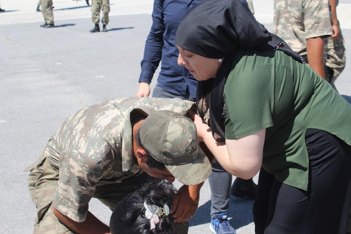 Yemin t&ouml;reninde duygulandıran anlar: Ağlayan '&ouml;ks&uuml;z' askere sarılıp, 'Ben de annenim' dedi